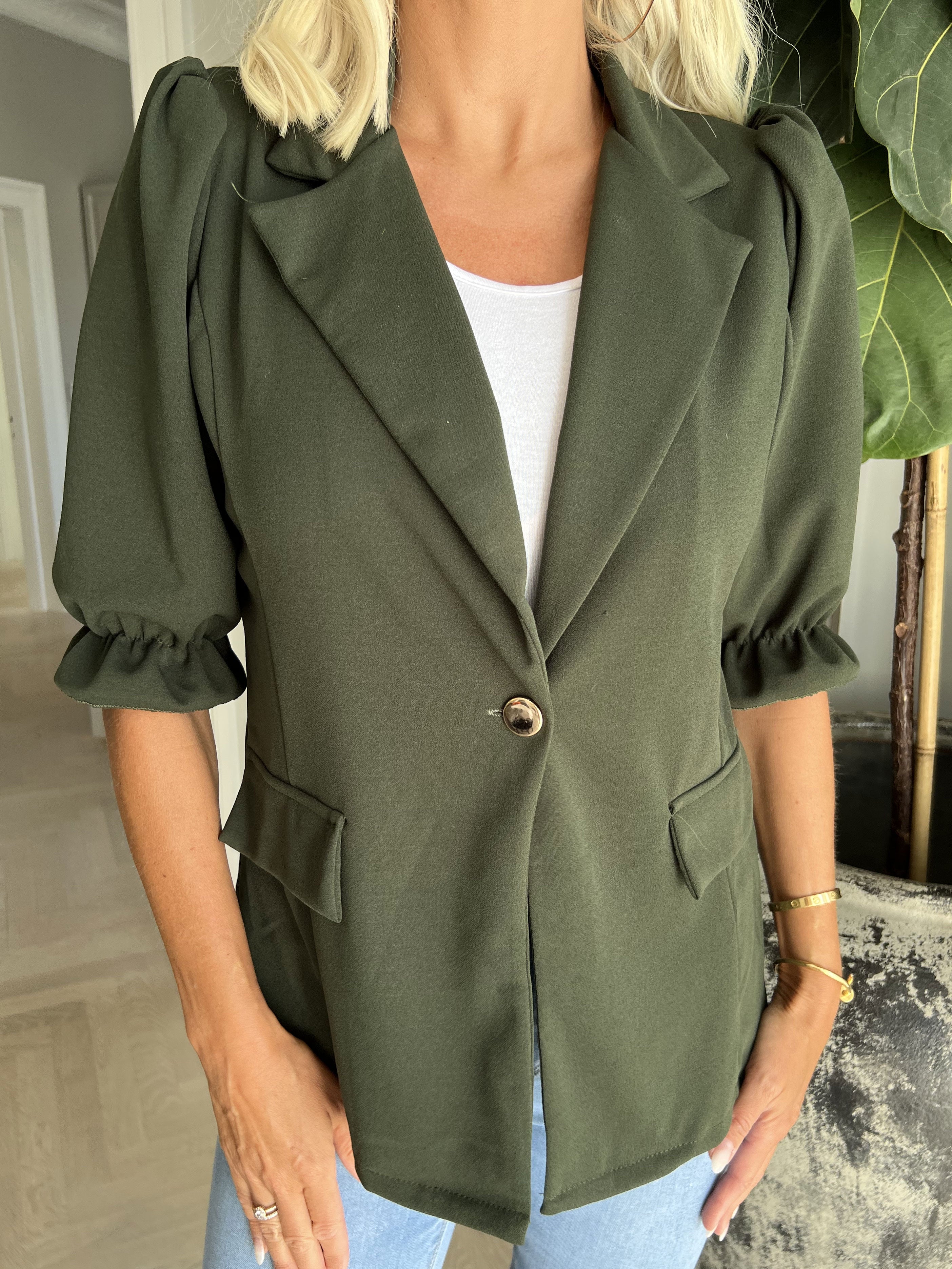 Amelia - Söt kofta med puffärmar och guldknapp